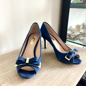 Suede Louise et Cie Navy blue Heels with Gold Bow classic style size 6